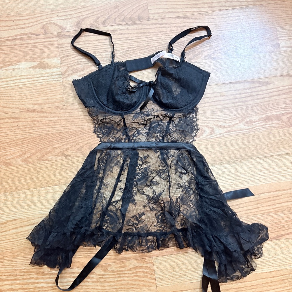 Victoria's Secret Black Lace Chemise Size Medium Adjustsble Straps